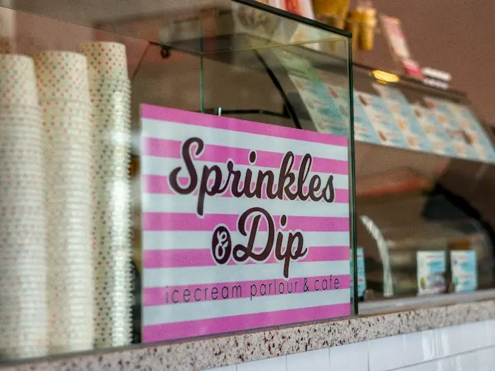 Sprinkles and Dip storefront.